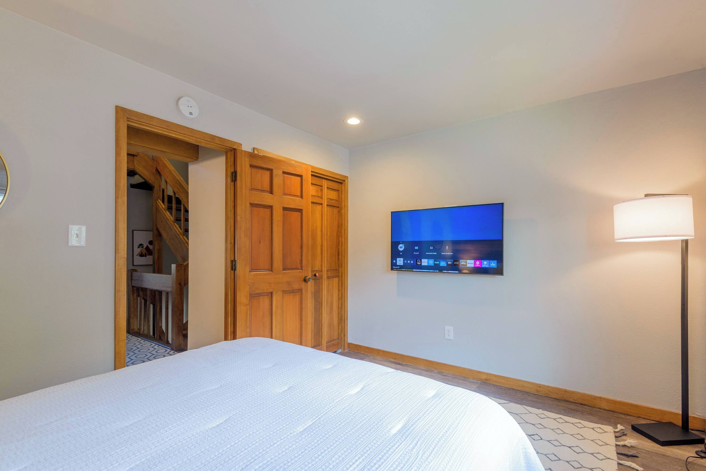 3 室のベッドルーム、デスク、アイロン / アイロン台、旅行用ベビーベッド