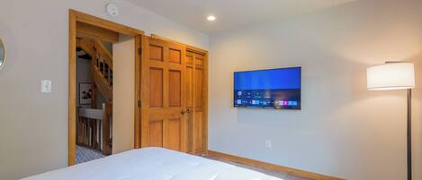 3 室のベッドルーム、デスク、アイロン / アイロン台、旅行用ベビーベッド