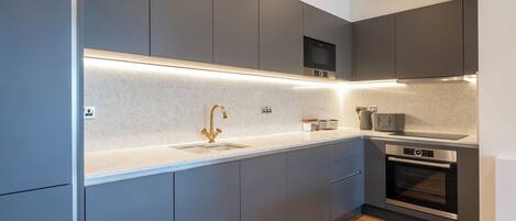 Appartement Classique (2 Bedrooms) | Cuisine privée | Réfrigérateur, micro-ondes, four, plaque de cuisson