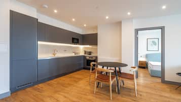 Kylskåp, mikrovågsugn, ugn och spishäll