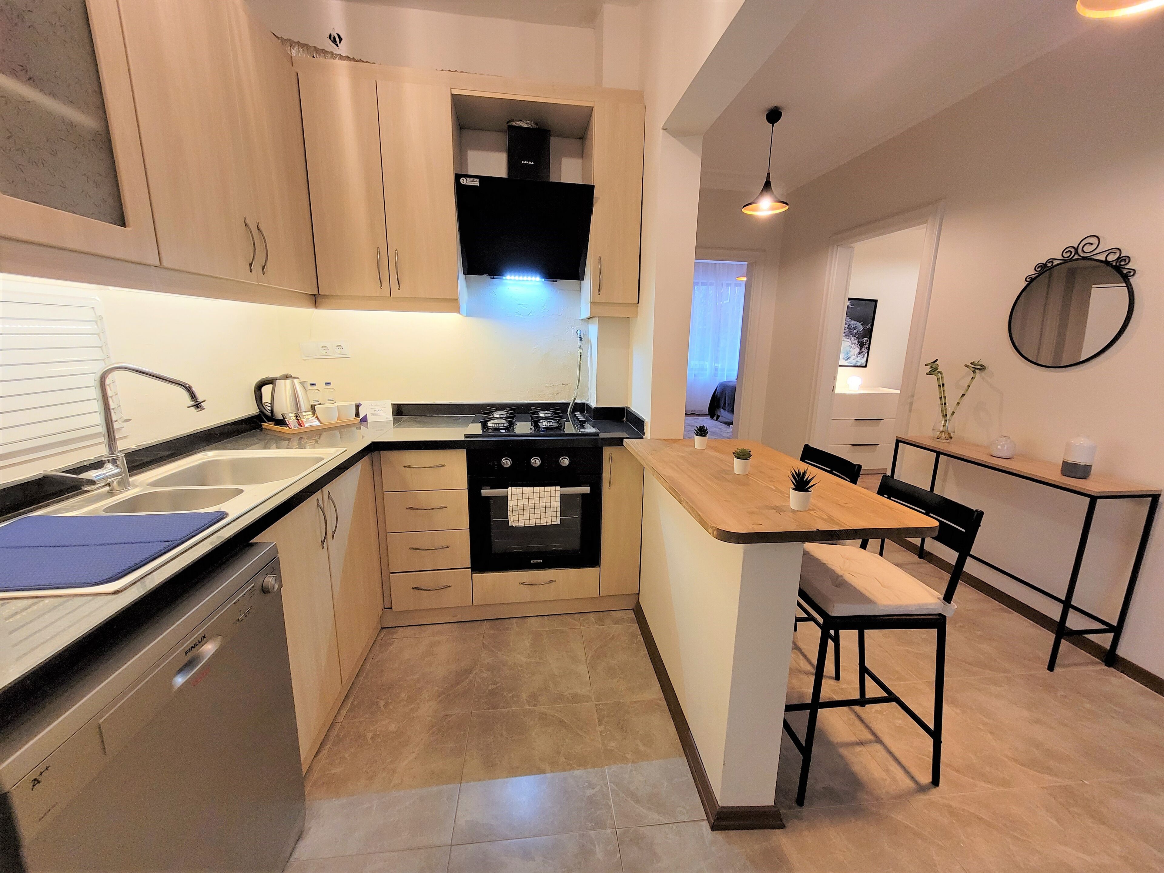 Kjøleskap, mikrobølgeovn, ovn og kokeplater