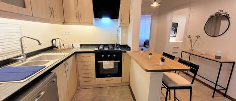 Køleskab, mikrobølgeovn, ovn, kogeplade