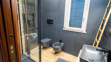 Chuveiro, secador de cabelo, bidê, toalhas de banho