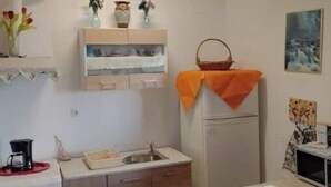 Microondas, horno, placa de cocina