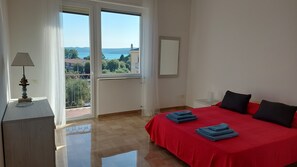 2 bedrooms, iron/ironing board, bed sheets