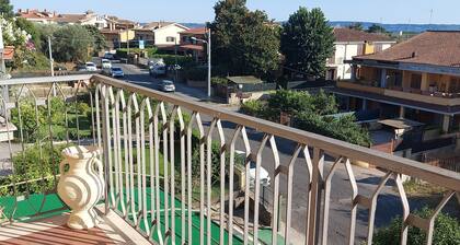 Accogliente appartamento centrale, 2 minuti dal lago, bar, ristoranti, negozi