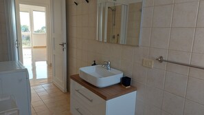 Shower, hair dryer, bidet, towels