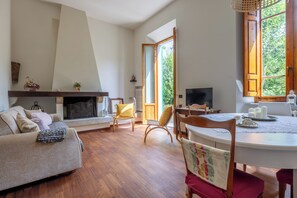 Apartment, Terrasse, Gartenblick | Wohnbereich | 32-Zoll-Flachbildfernseher mit Kabelempfang