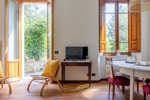 Departamento, patio, vista al jardín | Área de sala de estar | Televisión de pantalla plana de 32 pulgadas con canales por cable 