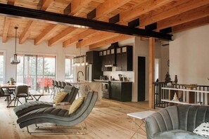 TV, stereo - Spa, Firepit & Nature | Chalet de la Colonie (Val-des-Monts)