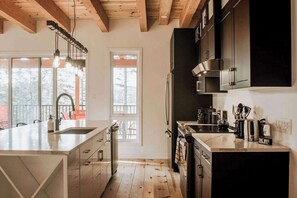 Réfrigérateur, four à micro-ondes, un four, surface de cuisson