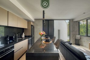 Refrigerador, microondas, horno y parrilla de estufa 