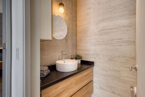 Dusche, Haartrockner, Handtücher