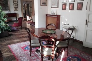 Unclassified image, 5 of 301, button - Truly Verona (Verona)