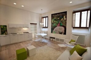Unclassified image, 4 of 301, button - Truly Verona (Verona)
