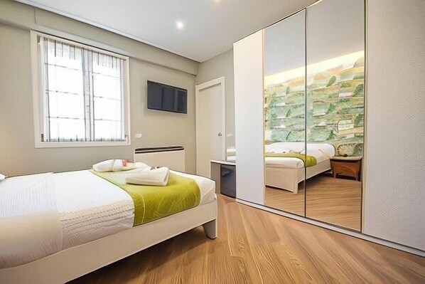 Cribs/infant beds
