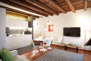 Unclassified image, 2 of 301, button - Truly Verona (Verona)