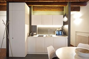 Unclassified image, 5 of 301, button - Truly Verona (Verona)