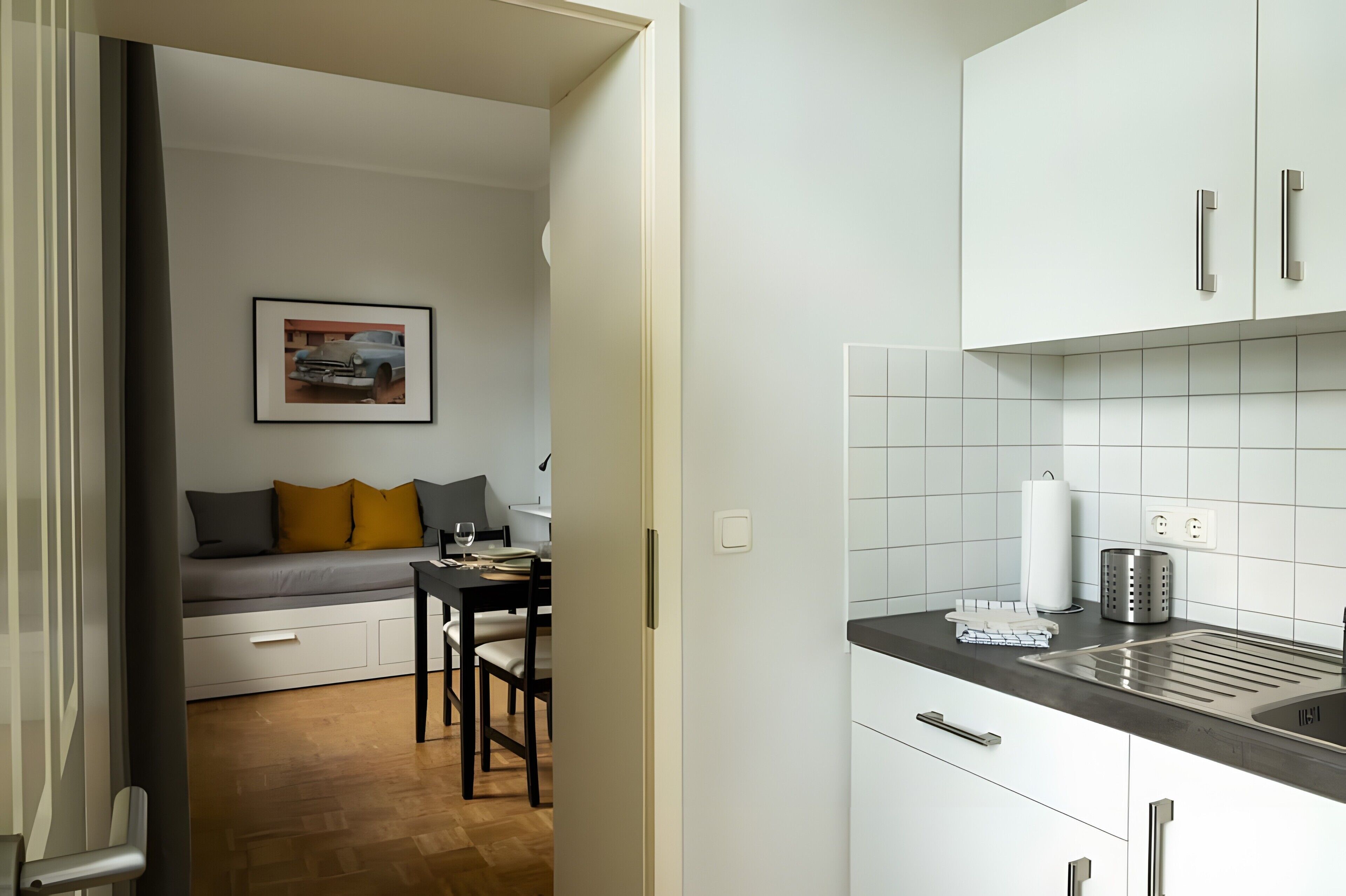 Kühlschrank, Ofen, Herdplatte, Wasserkocher mit Kaffee-/Teezubehör