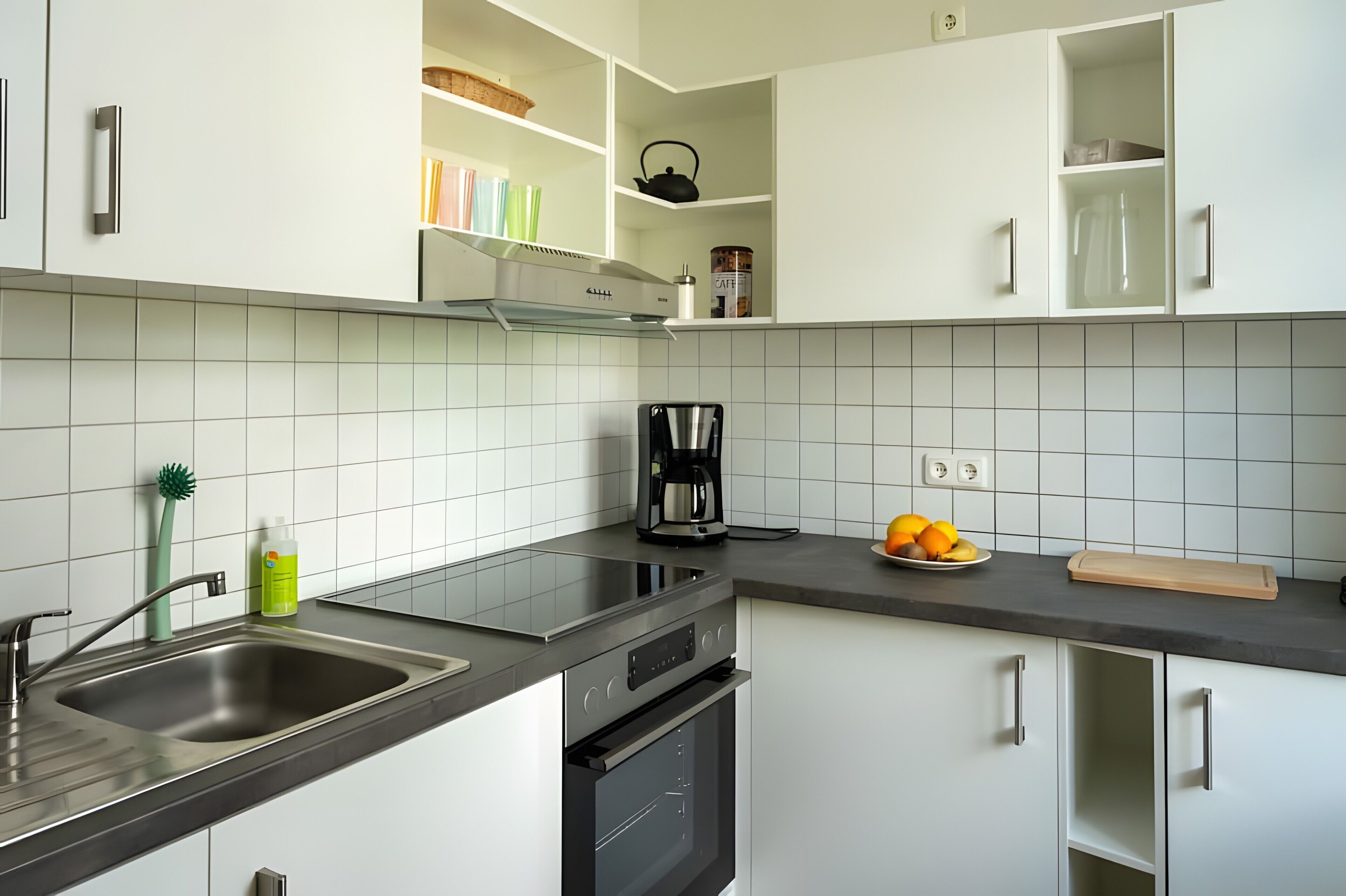 Fridge, oven, stovetop, coffee/tea maker