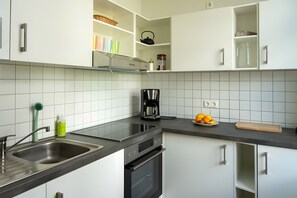 Fridge, oven, stovetop, coffee/tea maker