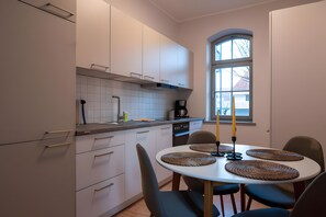 Een koelkast, een oven, een kookplaat, een vaatwasser