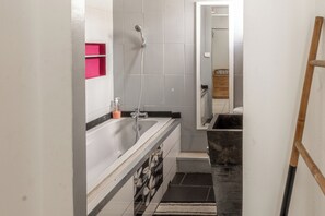 Serviettes fournies, savon, papier toilette