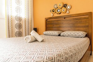 2 bedrooms, iron/ironing board, internet, bed sheets
