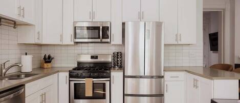 Køleskab, mikrobølgeovn, ovn, kogeplade