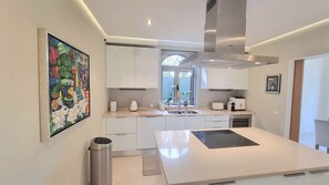 Microondas, horno, placa de cocina y lavavajillas