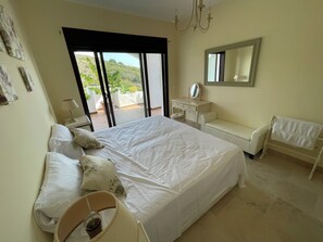 2 dormitorios, tabla de planchar con plancha, wifi y ropa de cama