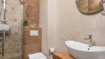 Deluxe Double Room, Balcony, Courtyard View | Bathroom
