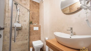 Deluxe Double Room, Balcony, Courtyard View | Bilik Mandi