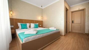 Deluxe Double Room, Balcony, Courtyard View | Soundproofing, iron/ironing board, free WiFi