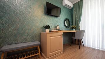 Luxury Double Room, 1 King Bed, Balcony, Courtyard View | Soundproofing, iron/ironing board, free WiFi