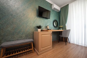 ラグジュアリー ダブルルーム キングベッド 1 台 バルコニー コートヤードビュー | 防音設備、アイロン / アイロン台、WiFi (無料)