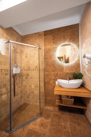 Quarto casal superluxo, 1 cama King, sacada, vista para o pátio | Banheiro