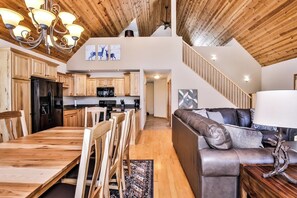 Smart TV, fireplace, foosball - Stepaway Vacation Rentals- Stay-A-While (Eagle River)