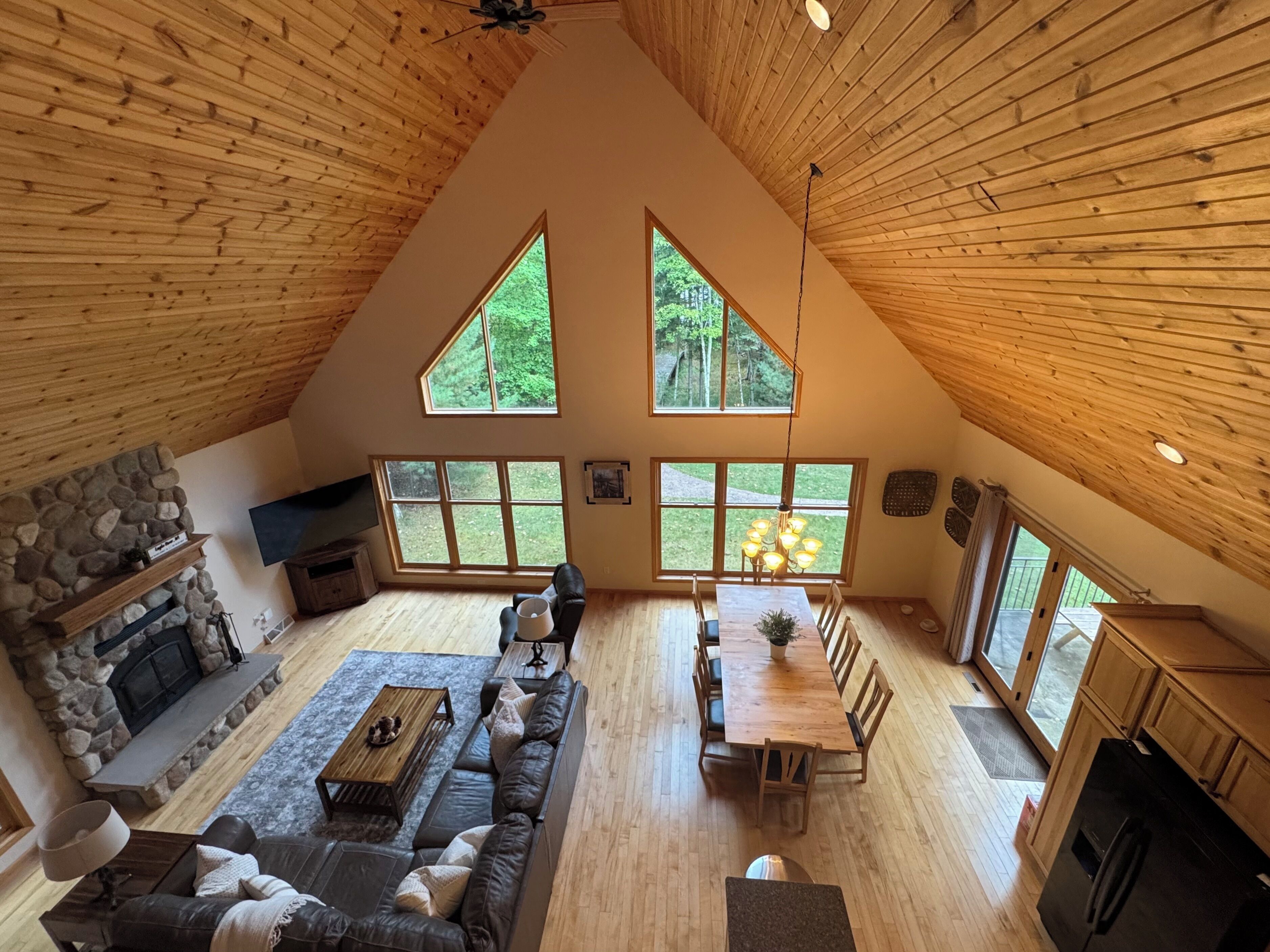 Smart-TV, Kamin, Tischfußball