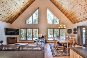Smart-TV, Kamin, Tischfußball