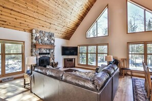 Smart TV, fireplace, foosball - Stepaway Vacation Rentals- Stay-A-While (Eagle River)