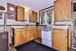 Fridge, oven, stovetop, coffee/tea maker