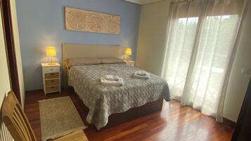 5 bedrooms, desk, iron/ironing board, WiFi