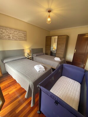 5 habitaciones, escritorio, tabla de planchar con plancha y wifi 