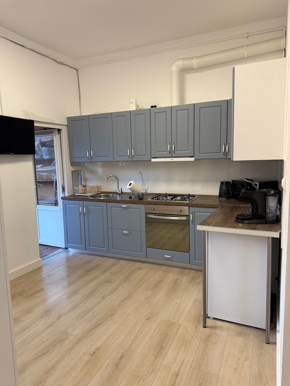 Microondas, horno, placa de cocina