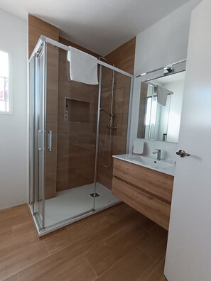 Shower, hair dryer, bidet, towels - Charming cottage in a quiet environment (Nerja)