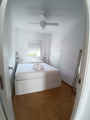 3 bedrooms, iron/ironing board, internet, bed sheets