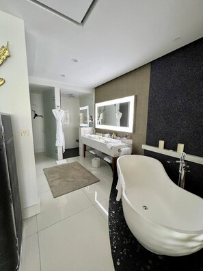 Een haardroger, een bidet, handdoeken, zeep
