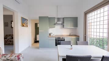 Kühlschrank, Ofen, Herdplatte, Kochgeschirr/Geschirr/Besteck