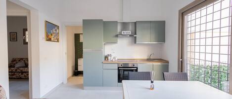 Fridge, oven, stovetop, cookware/dishes/utensils